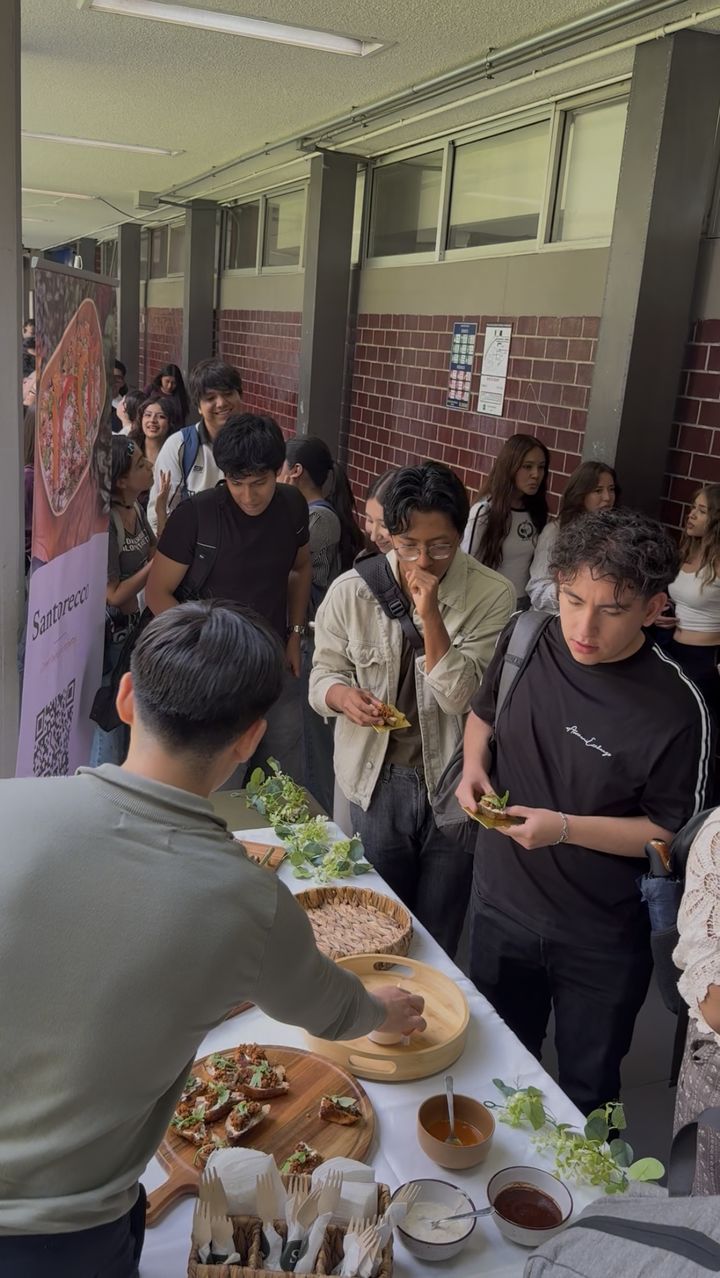 Estudiantes haciendo fila para probar los canapés de Santorecco en la Semana Compite